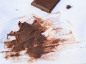 Éliminer les taches de chocolat : une solution sucrée!