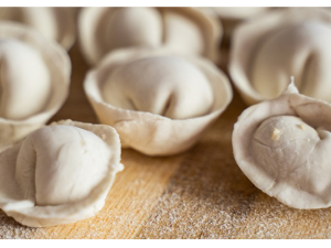 Les Pelmeni: Un Délice Slavo-Russe Traditionnel